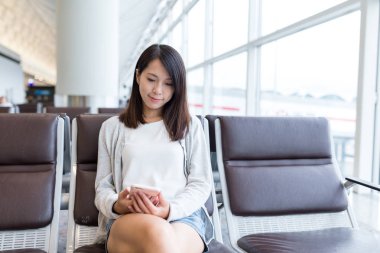 Havaalanında cep telefonu kullanan kadın