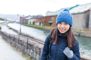 Otaru şehirde seyahat eden kadın