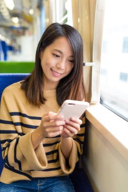 cep telefonu üzerinde çalışan kadın