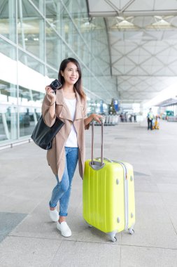 Kadın alarak fotoğraf havaalanında