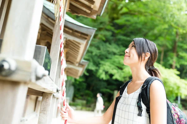 Woman ringing the bell in Japanese temple — Stock Photo, Image