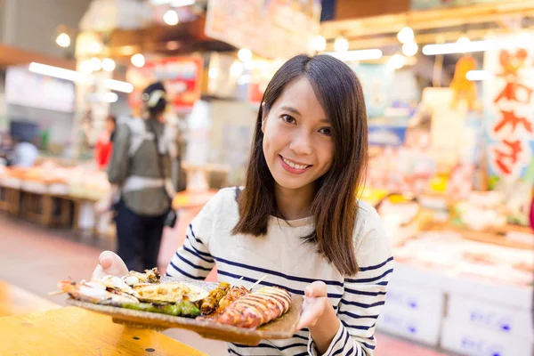 Woman enjoy grilled food in restaurant — Stock Photo, Image