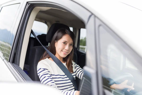 Woman driving the car — Stock Photo, Image