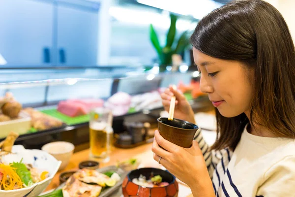 Женщина наслаждается японской кухней — стоковое фото