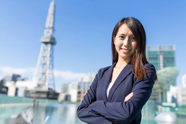 Porträt einer Geschäftsfrau in der Stadt Nagoya — Stockfoto