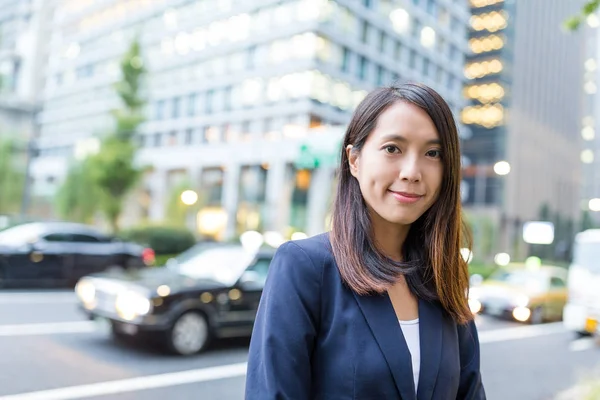 Junge Geschäftsfrau in Tokio-Stadt — Stockfoto