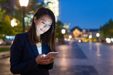 Cep telefonunuzun çalışma iş kadını