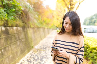 cep telefonu kullanan kadın