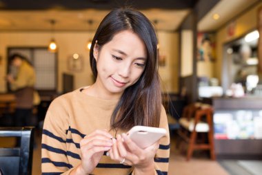 cep telefonu kullanan kadın 