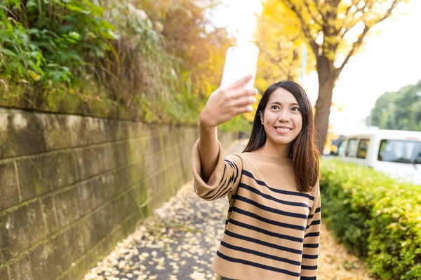 Kvinna med selfie med mobiltelefon — Stockfoto