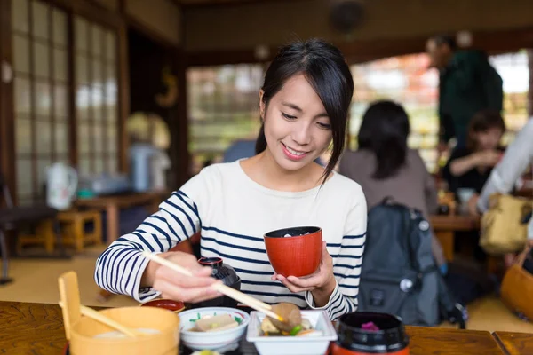 Donna che mangia in un ristorante — Foto Stock