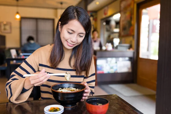 Mulher comendo japonês udon — Fotografia de Stock