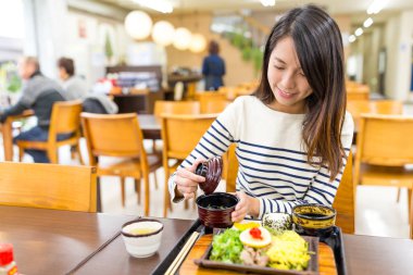 Restoranda yemek kadın