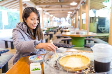 Genç kadın Somen restoranda sahip