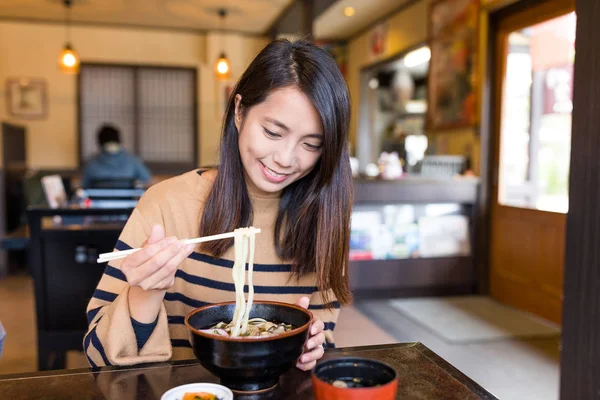 Mulher comendo japonês udon no restaurante — Fotografia de Stock