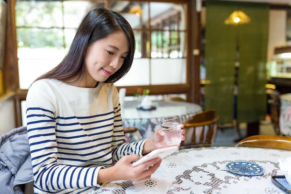 Mujer usando celular en cafetería —  Fotos de Stock