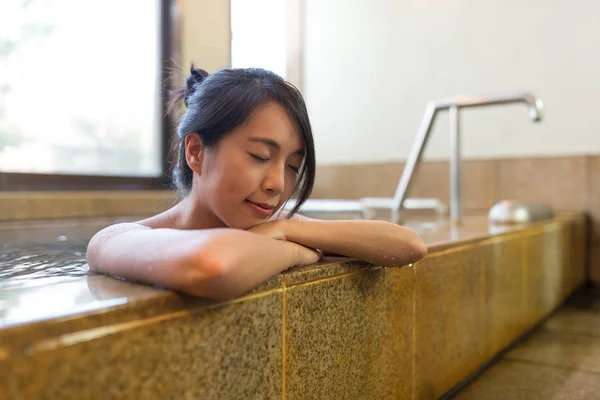 女性は、日本の温泉をお楽しみください。 — ストック写真