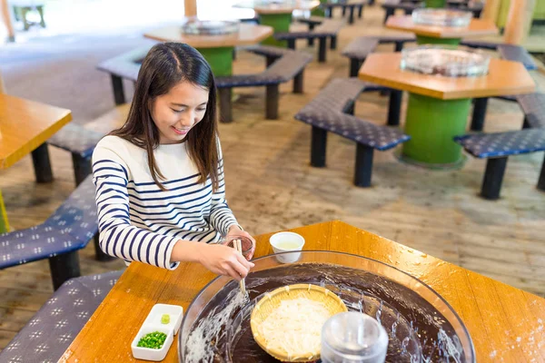 Žena si japonské nudle v restauraci — Stock fotografie