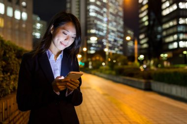 Cep telefonu kullanan iş kadını