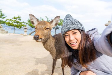 Kadın alarak fotoğraf deer ile 