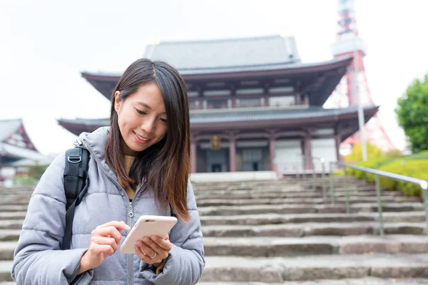 Femme utilisant un téléphone portable à Tokyo — Photo