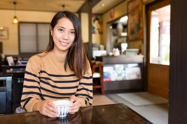 일본 레스토랑에서 여자 — 스톡 사진