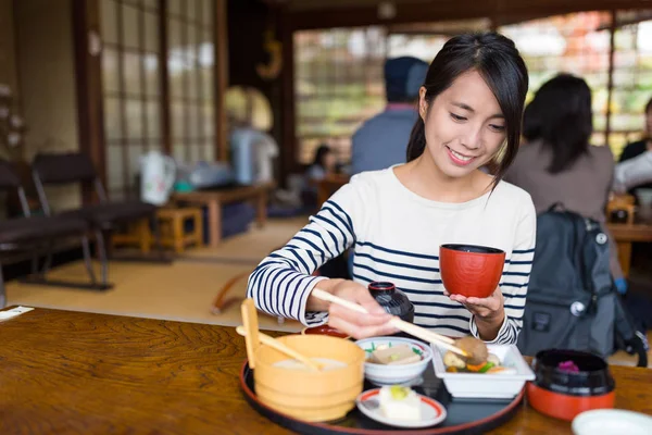 Mujer teniendo comida japonesa —  Fotos de Stock