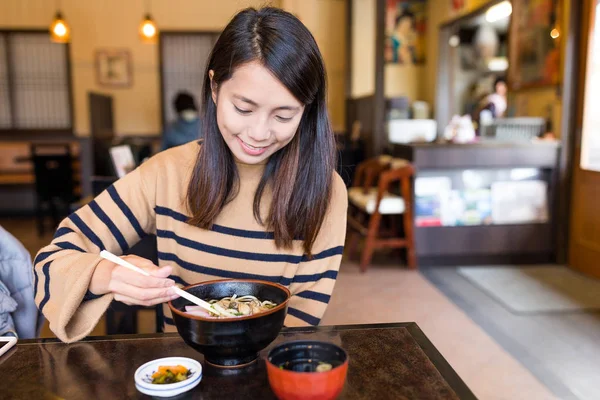 Vrouw geniet van udon — Stockfoto