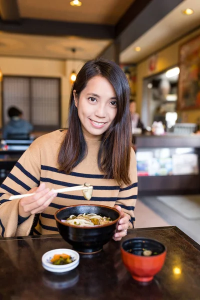 Mulher comendo udon no restaurante japonês — Fotografia de Stock