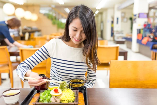 Mulher comendo soba no restaurante — Fotografia de Stock
