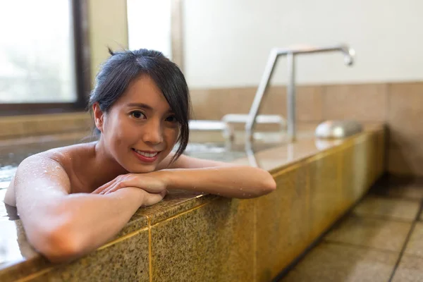 Mulher tomando banho interior — Fotografia de Stock