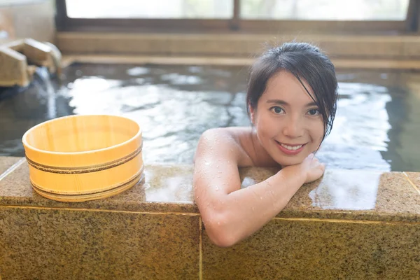女性は、日本の温泉をお楽しみください。 — ストック写真