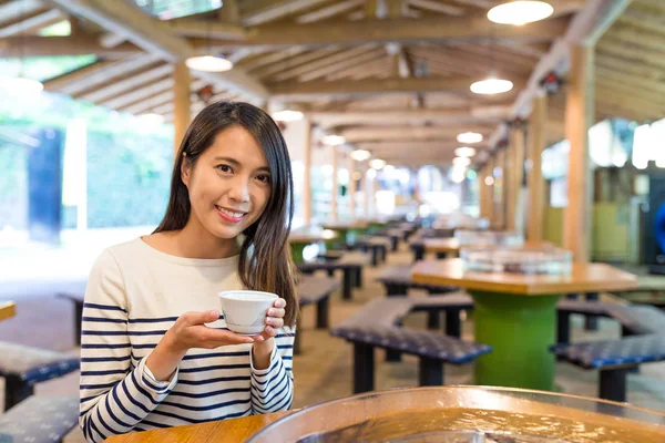 Žena v japonské restauraci — Stock fotografie
