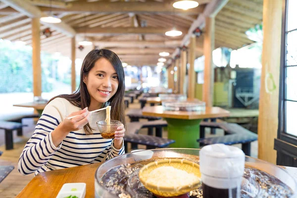 Женщина ест японскую холодную лапшу — стоковое фото