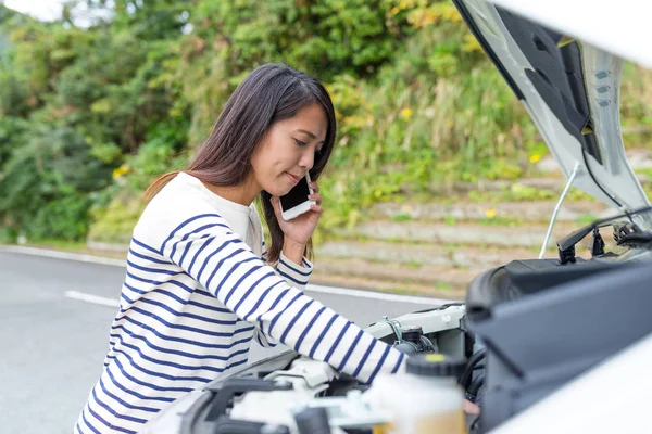 Žena, ostatní volání s oprava auta — Stock fotografie
