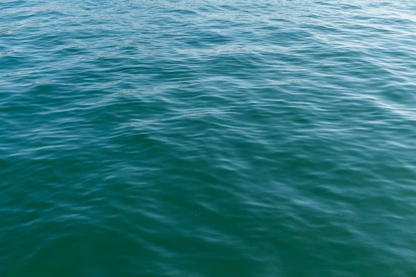 Superfície do mar com ondas azuis — Fotografia de Stock