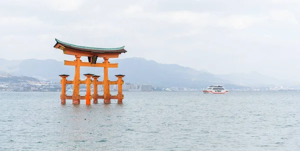 Portão de xintoísmo flutuante no santuário de Itsukushima — Fotografia de Stock