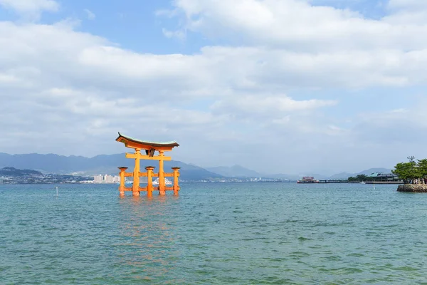 严岛神社与浮动神道门 — 图库照片