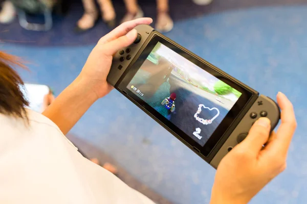 Mario Kart 8 auf Nintendo Switch spielen — Stockfoto