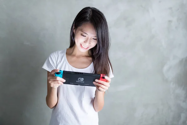 Frau spielt Spiel auf Nintendo Switch — Stockfoto