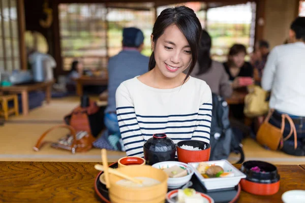 Kvinna njuta av japanska rätter i restaurang — Stockfoto