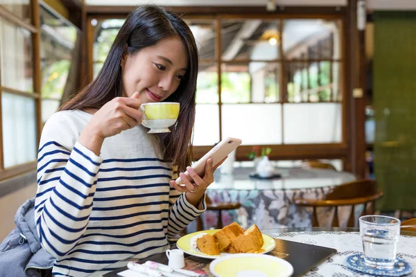 Femme profiter du petit déjeuner dans un café — Photo