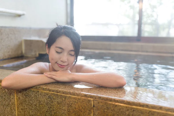 Žena si japonské onsen — Stock fotografie