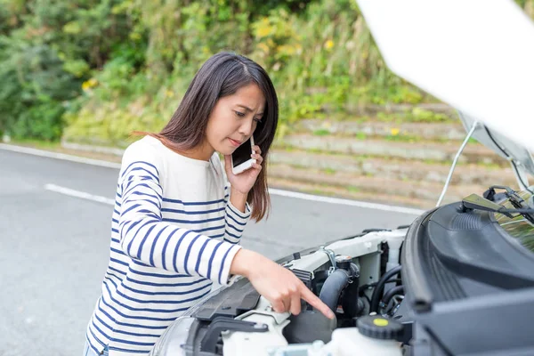 Mulher pedindo ajuda com carro quebrado na beira da estrada — Fotografia de Stock