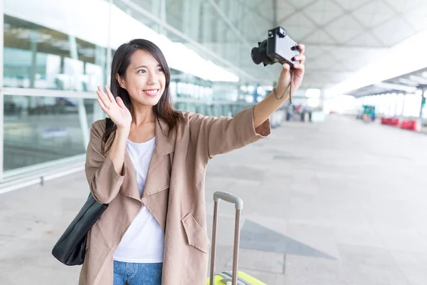 Woman taking selfie at Hong Kong airport — Stock Photo, Image