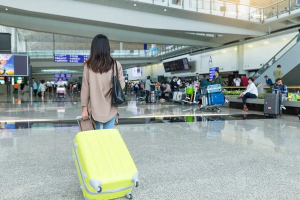 Mulher viajar com sua bagagem — Fotografia de Stock