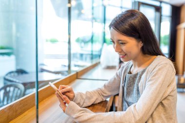 Cep telefonu kullanan kadın