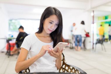 cep telefonu üzerinde çalışan kadın