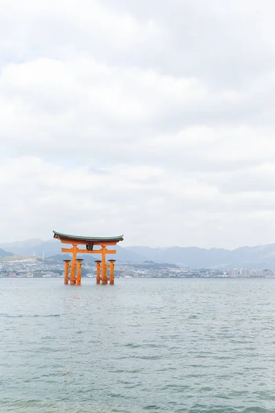 Santuário de Itsukushima com luz solar — Fotografia de Stock