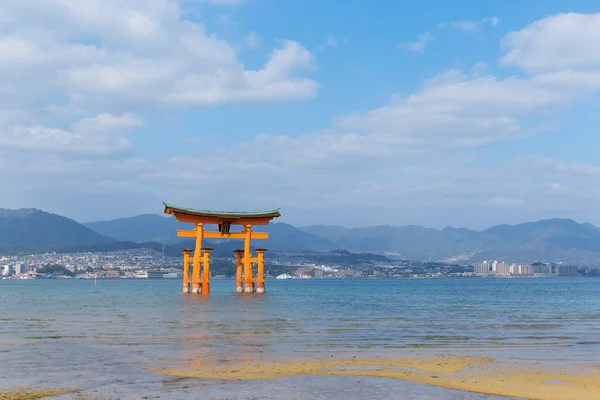 O grande Torii de Santuário de Itsukushima . — Fotografia de Stock